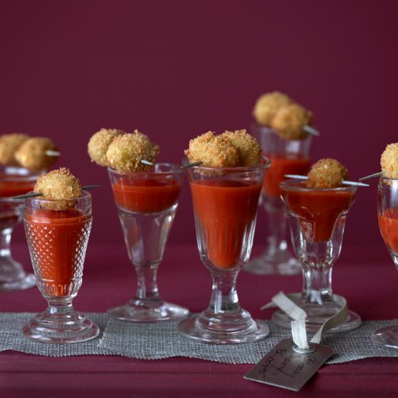 Bloody-Mary-Shooter mit Knusperoliven