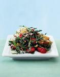 Rauke Erdbeer Salat mit Sprossen und Hhnchenfilet