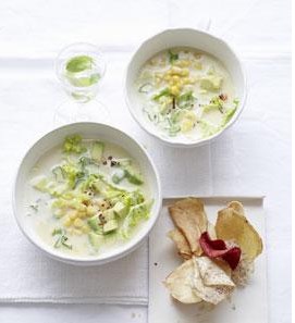 Maissuppe mit Avocado und Salatstreifen