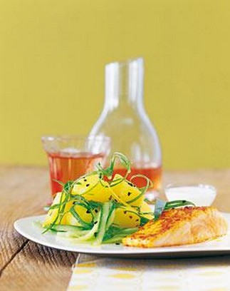 Kartoffel Gurkensalat mit Lachs