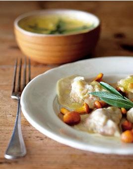 Pelmeni mit Salbeibutter und Pfifferlingen