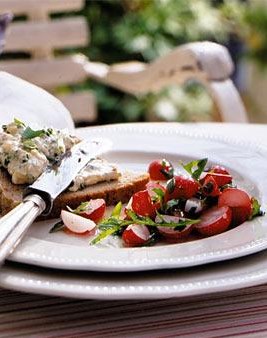 Frühlings Camembert mit Radieschensalat