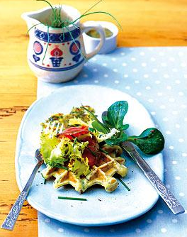 Kartoffel Waffeln mit Lachs und Salat