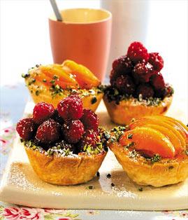 Blatterteig Tortchen mit Himbeeren und Aprikosen