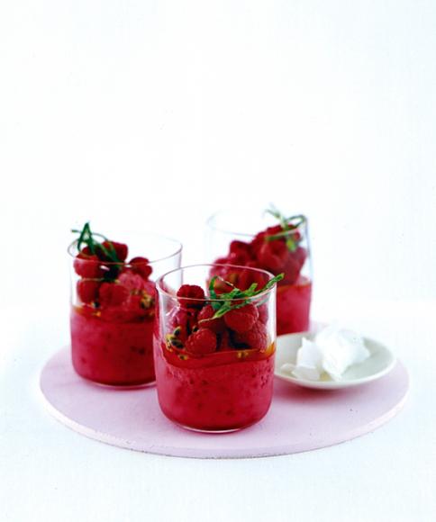 Himbeer Jogurt Sorbet mit Passionsfruchtsirup und Kokosraspeln