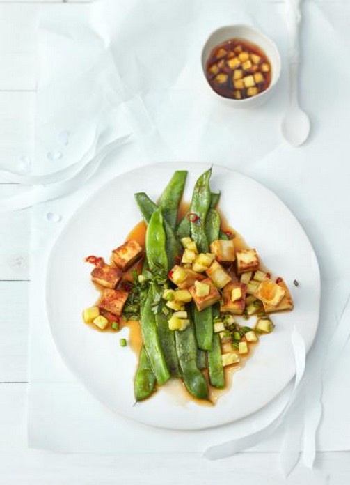 Schnibbelbohnen mit Tofu und Ananas Salsa