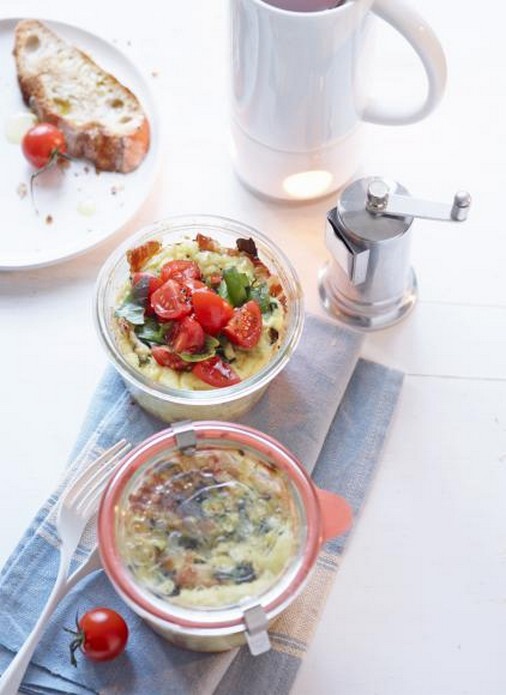 Italienisches Ei im Glas mit frischen Tomaten