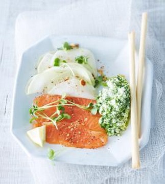 Huttenkase mit Lachs, Kohlrabi und Dukkah