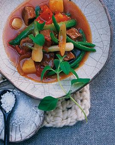 Lamm-Eintopf mit Steckrbe, grnen Bohnen, Weisswein und Oregano