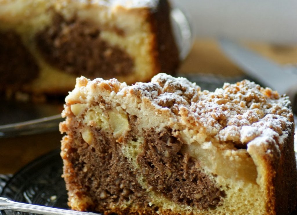 Apfel streuselkuchen mit zimt und haselnüssen