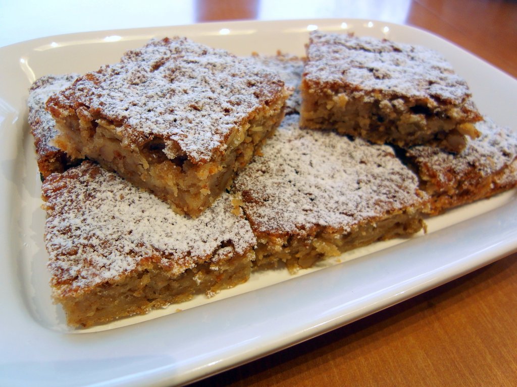 Apfel Walnuss kuchen mit puderzucker