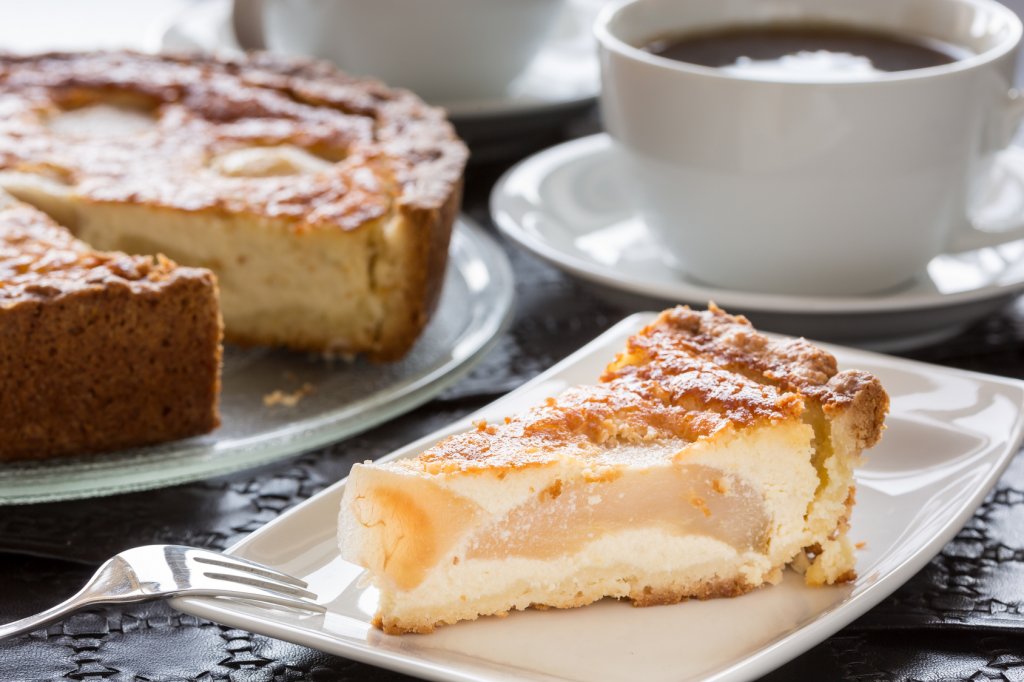 bananen sahne kaesekuchen mit kaffee serviert