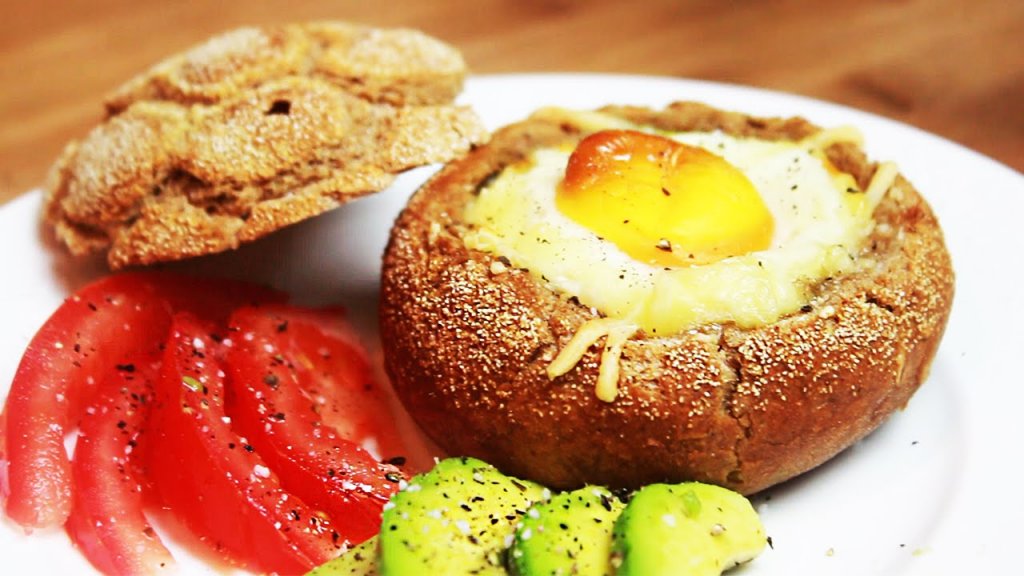 brötchen für frühstück mit tomate und gurke serviert