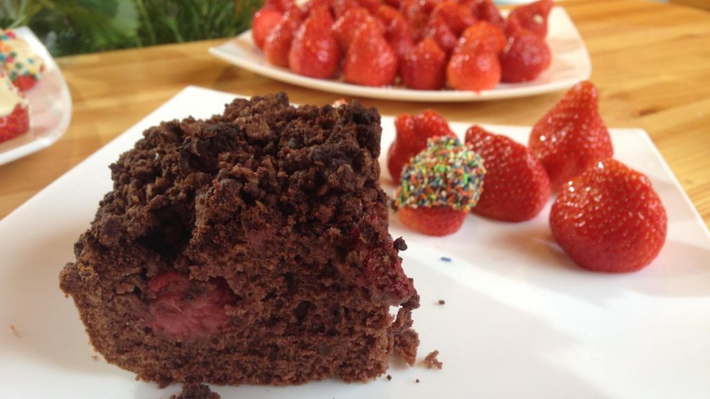 brownie erdbeer kuchen mit dekorierten erdbeeren