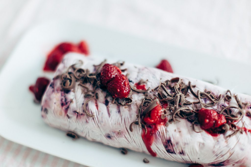 eiskuchen mit himbeeren und schokolade