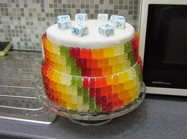 fruchtgummi torte gummibaeren bunt regenbogen kuchen