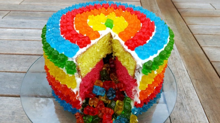 fruchtgummi torte regenbogen kuchen kindergenutstagstorte