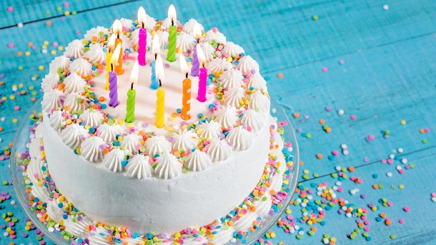 geburtstagstorte schokokuss torte mit sahne