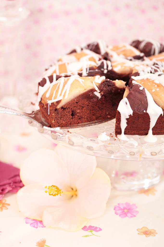 Schokoladen nuss kuchen mit birnen und weisser schokolade