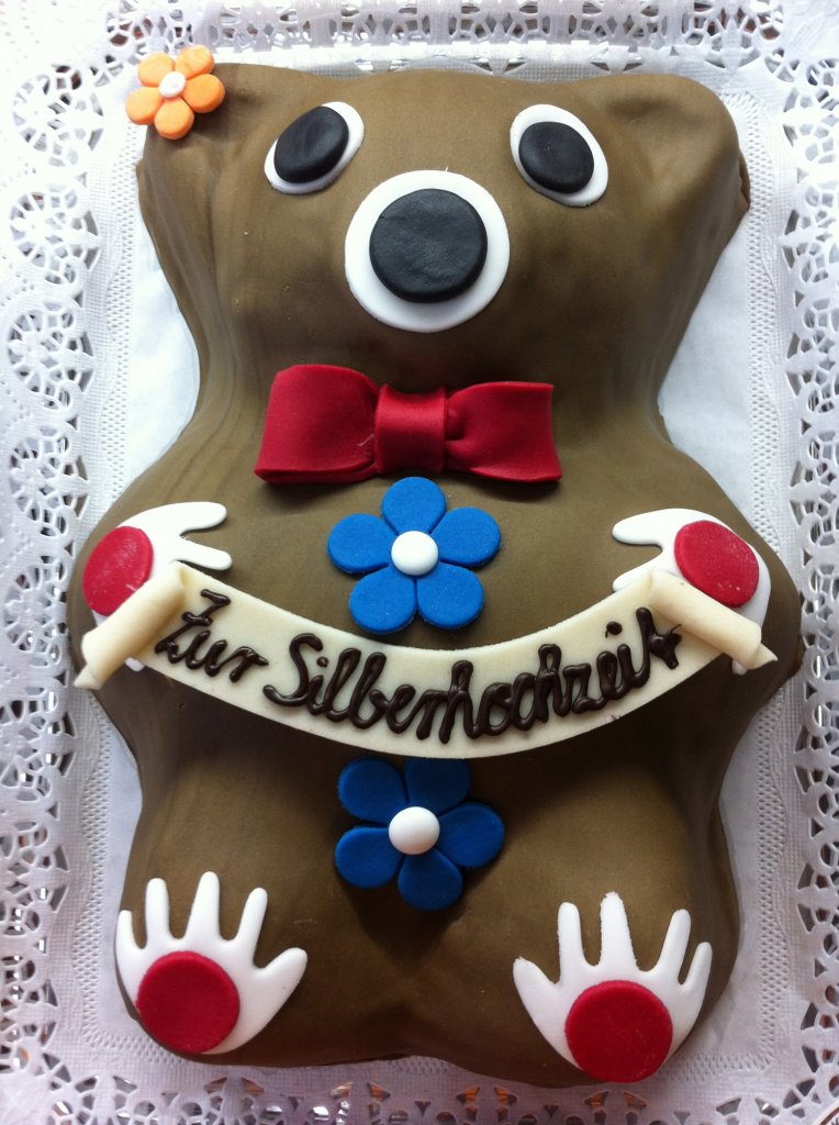 Teddy Torte für Kindergeburtstag mit schokolade und nüsse