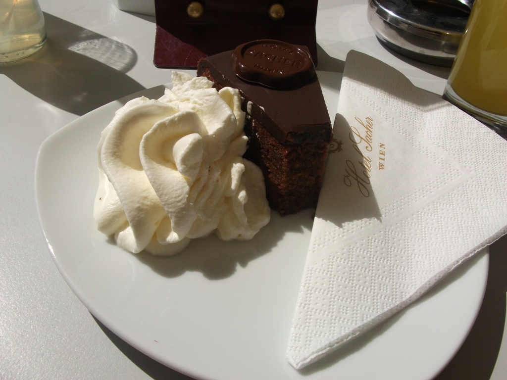 Angefutterte Sachertorte