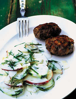 Frikadellen mit Apfel Gurkensalat