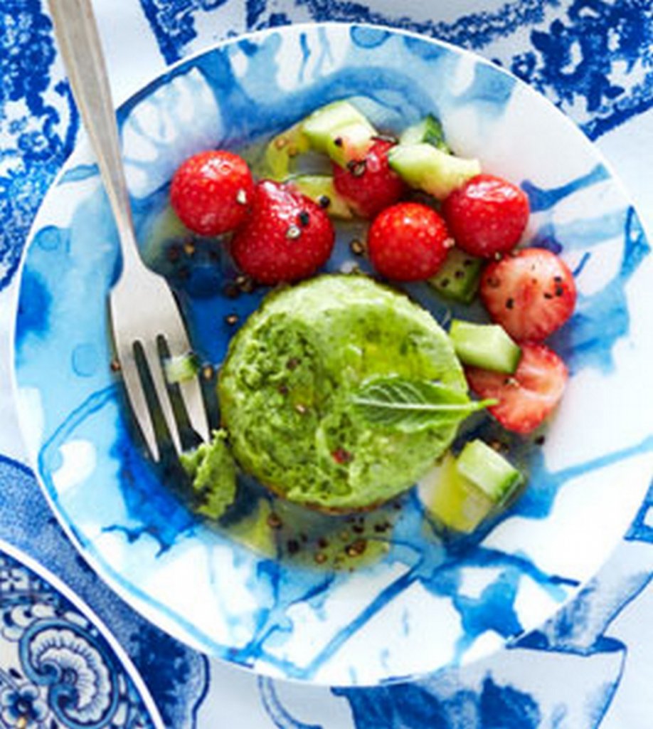 Erdbeer Gurken Salat mit Erbsenflan