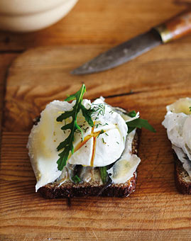 Sprotten Sandwiches mit verlorenen Eiern