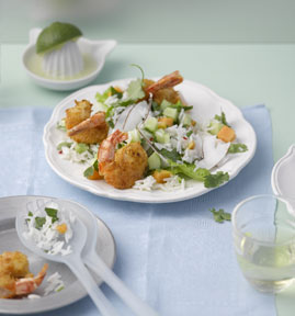 Reissalat mit frittierten Garnelen