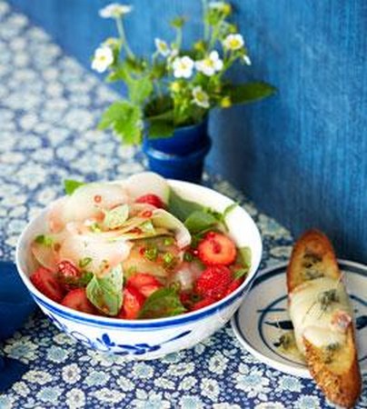 Erdbeer Kohlrabi Salat mit Taleggio Crostini