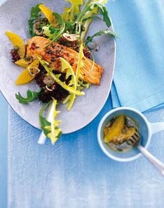 Gegrilltes Lachsfilet mit Fenchel Honig Glasur auf Salat