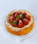 Kasekuchen ohne Boden mit frischen Erdbeeren und Zitronenmelisse