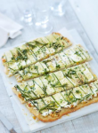 Zucchini Flatbread mit Ziegenfrischkase