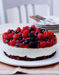 Frischkase Torte mit gemischten Beeren