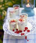 Buttermilch Kaltschale mit Johannisbeeren