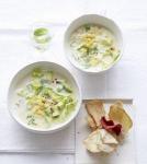 Maissuppe mit Avocado und Salatstreifen