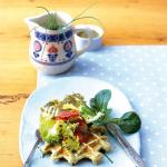 Kartoffel-Waffeln mit Lachs und Salat