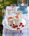 Buttermilch-Kaltschale mit Johannisbeeren