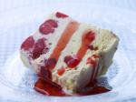 beeren eiskuchen mit erdbeer sosse