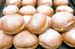 berliner mit erdbeermarmelade
