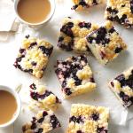 Blueberry kuchen mit kaffee serviert