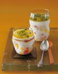 Honigjoghurt mit Mango, Papaya und Pistazien