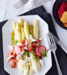 Spargelsalat mit Radieschen und Erdbeeren