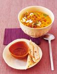 Gelbe Erbsensuppe mit Mango und Feta